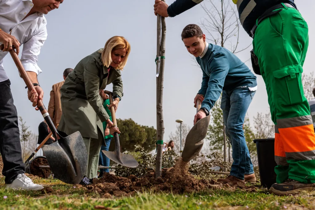 Alejandro Geppert y Rocío García, alcaldesa de Alcobendas, plantando un árbol durante la tercera plantación de Kilómetros Sin Huella